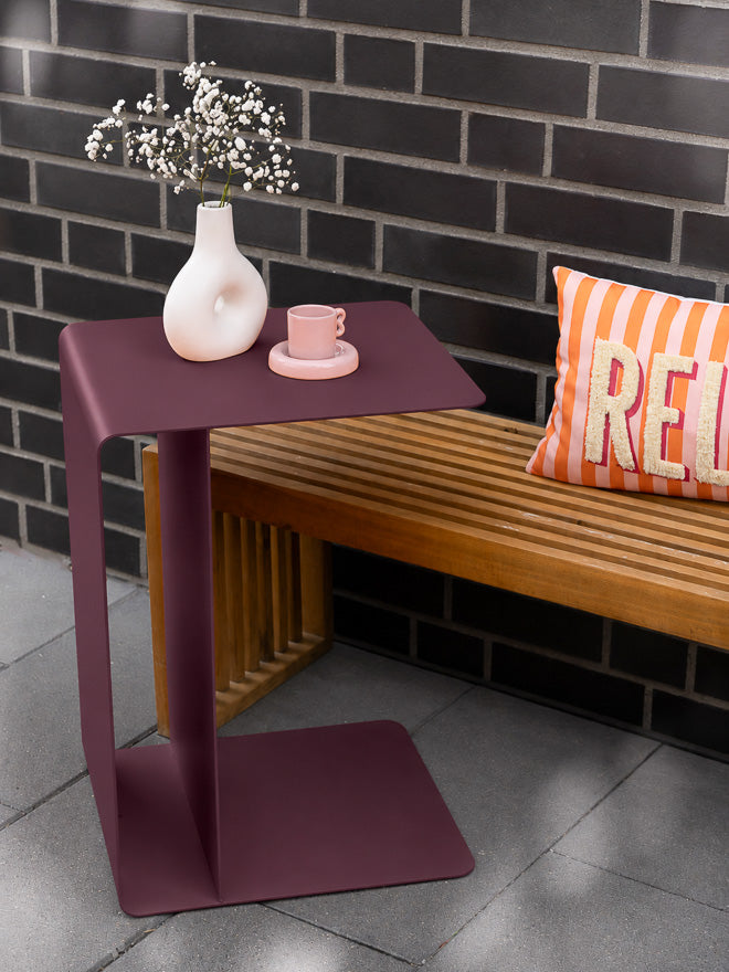 Beistelltisch Alfred von Steel Buddy in edlem Plum-Farbton, moderne Tischplatte mit robustem Metallgestell.