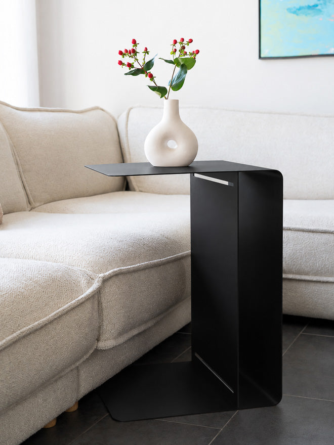 Schwarzer Beistelltisch ALFRED von Steel Buddy, runder Tisch mit stilvollem Design, ideal für Wohnzimmer und Schlafzimmer.