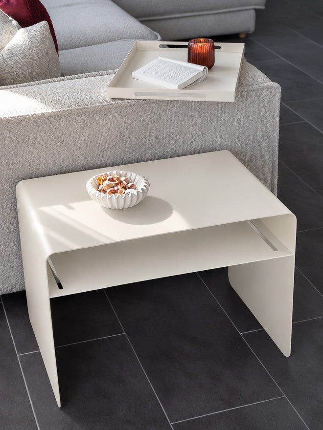 Weißer Beistelltisch ALFRED von Steel Buddy mit modernem Design und quadratischer Form, ideal für Wohnzimmer und Schlafzimmer.