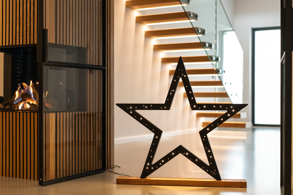 Roter Weihnachtsstern NORTH von Steel Buddy, mit grünen Blättern und leuchtenden Blüten, festliche Dekoration für Weihnachten