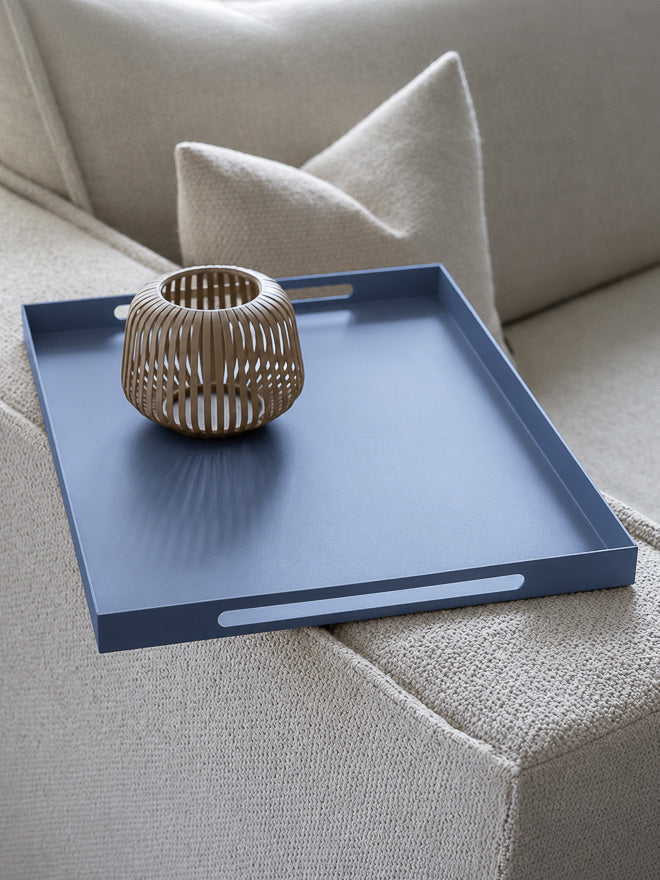 Serviertablett BARI von Steel Buddy in dusty blue mit Griffen, ideal für Getränke und Snacks, leicht und stilvoll.