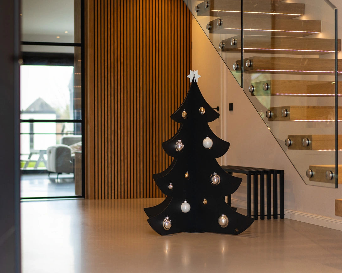 Schwarzer Weihnachtsbaum CHRISSY von Steel Buddy mit grünen Zweigen und Dekorationsmöglichkeiten, festliche Weihnachtsdekoration