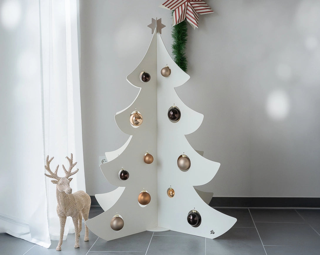 Weihnachtsbaum CHRISSY von Steel Buddy, weißer Tannenbaum mit dekorativen Zweigen und festlicher Stimmung.